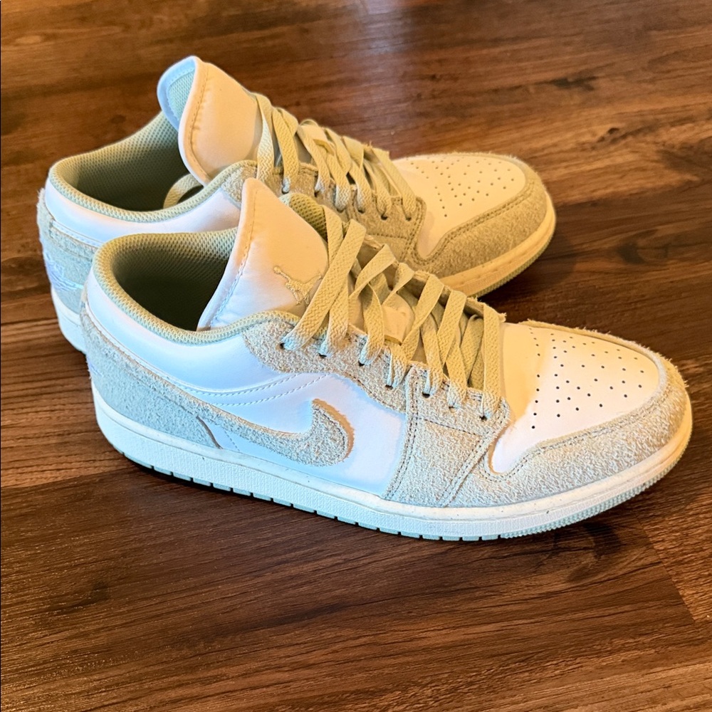 Nike Low-Top Sneakers in Cream and Off-White